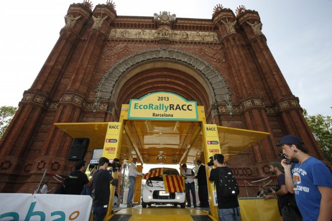 Un Toyota Prius híbrido de gasolina y GLP, vencedor absoluto en el Eco Rally RACC